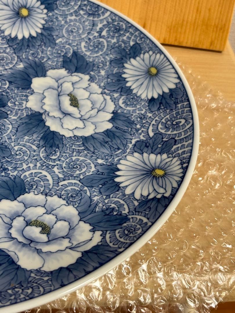 三川内焼　十五代　金氏嘉一郎　嘉泉窯　牡丹唐草菊模様　大皿31cm