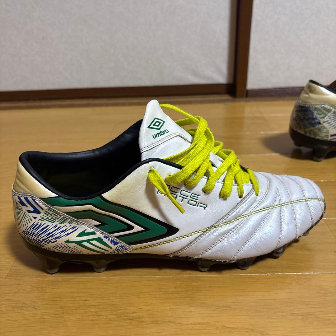 サッカースパイク アクセレイター F-LASH V2 HG umbro