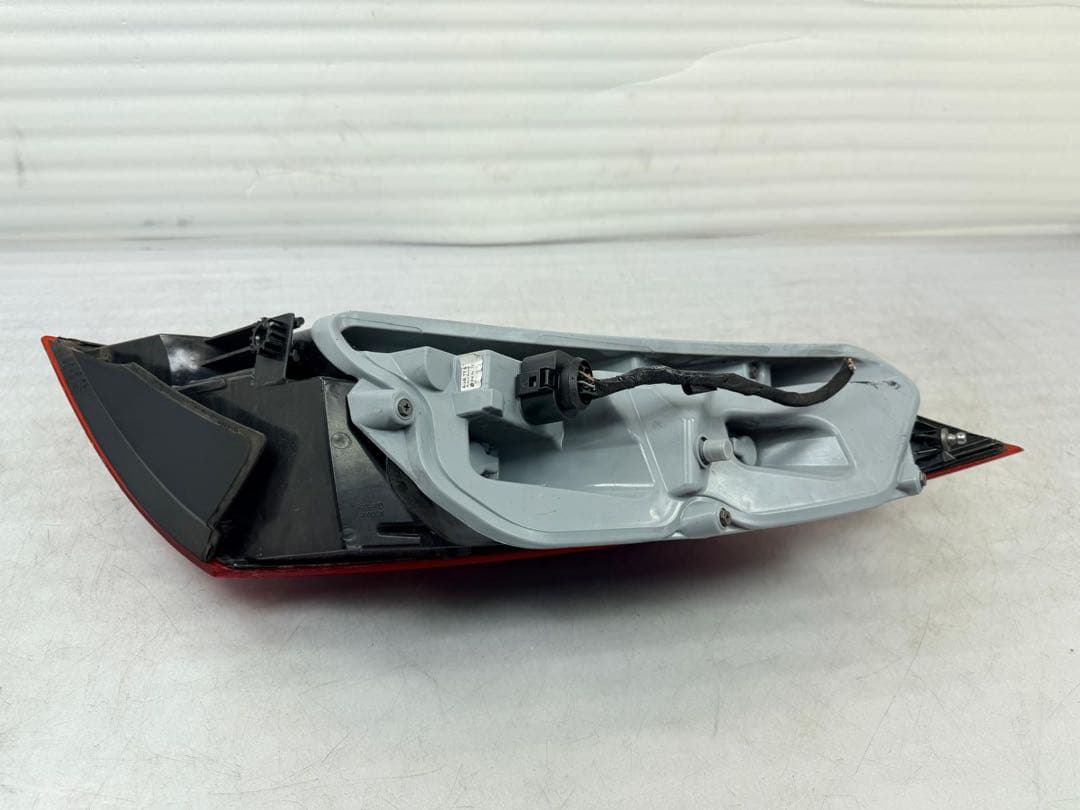 アウディ TT 8J 純正 右テールランプ 8J0945096C E-74