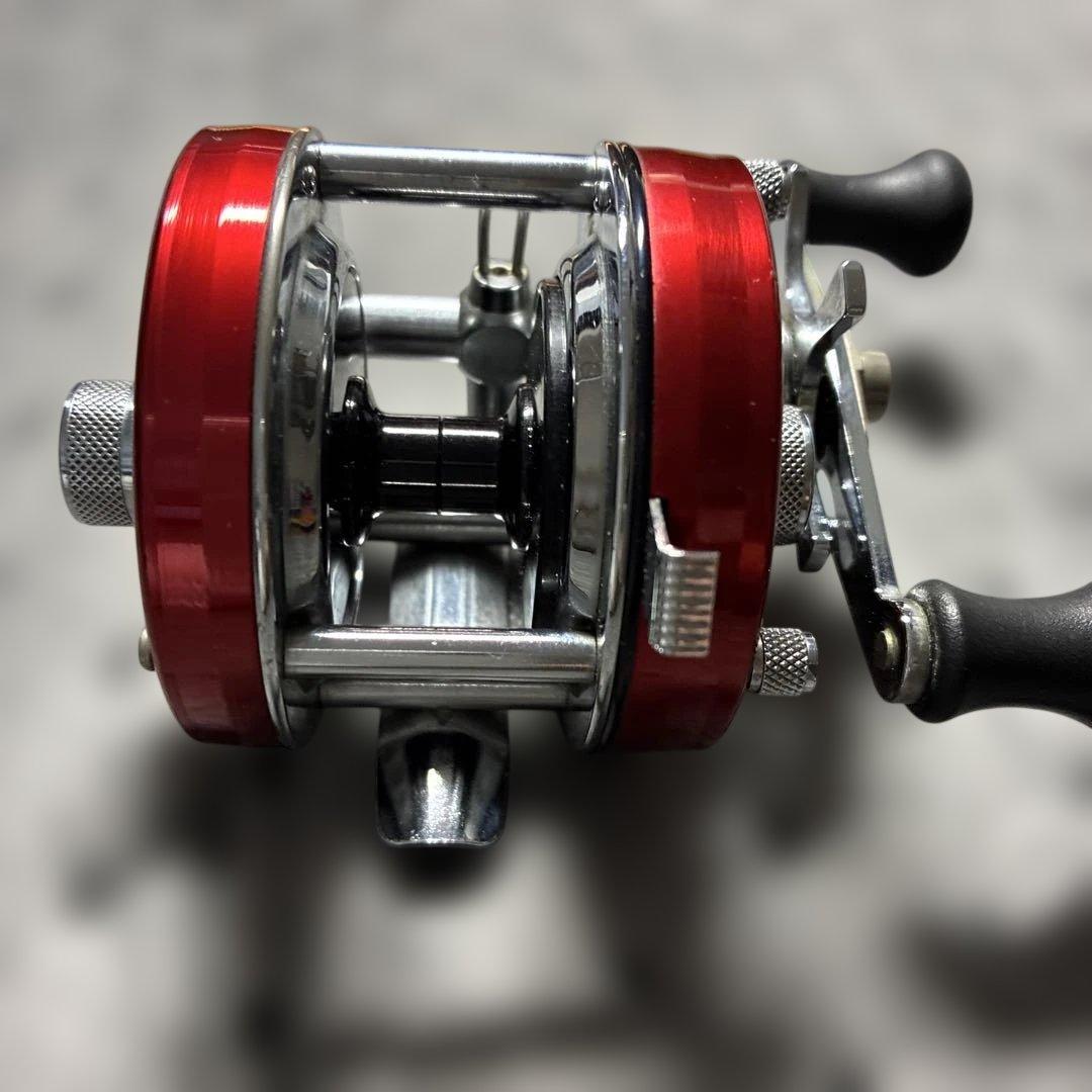 CUSTOM MADE4500CDーRED べイト リール