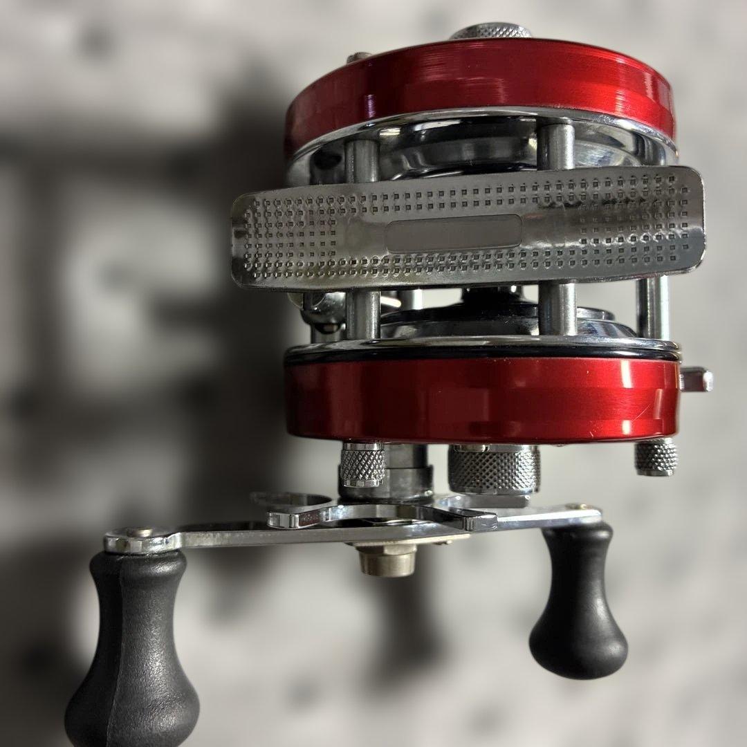 CUSTOM MADE4500CDーRED べイト リール