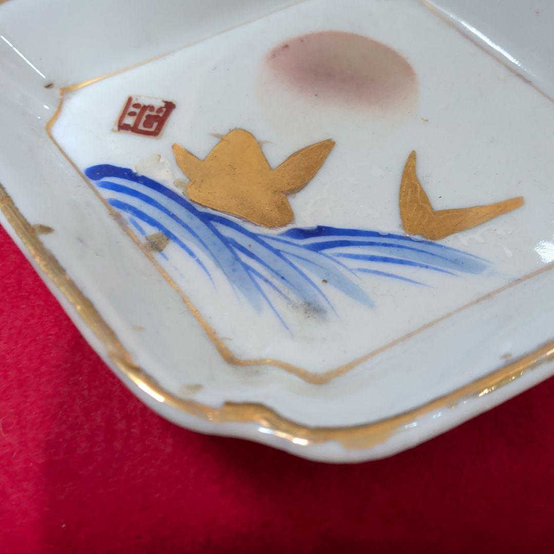 初期伊万里の様です。金色の鳥と波模様の陶器皿2枚セットです‼️