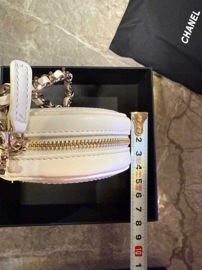 シャネル　CHANEL パース　まる　円形　キルト　白黒　ノベルティ　新