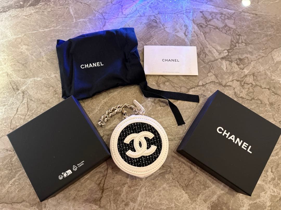 シャネル　CHANEL パース　まる　円形　キルト　白黒　ノベルティ　新