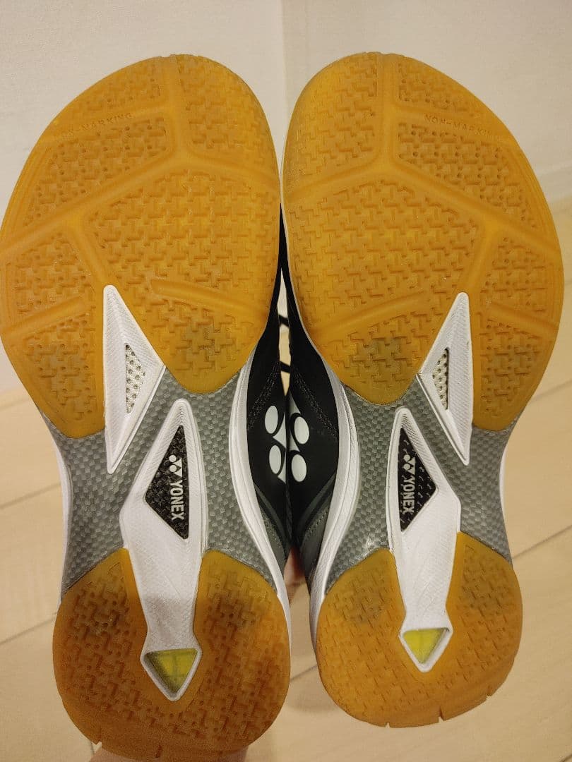 25.5センチ　YONEX パワークッション65z
