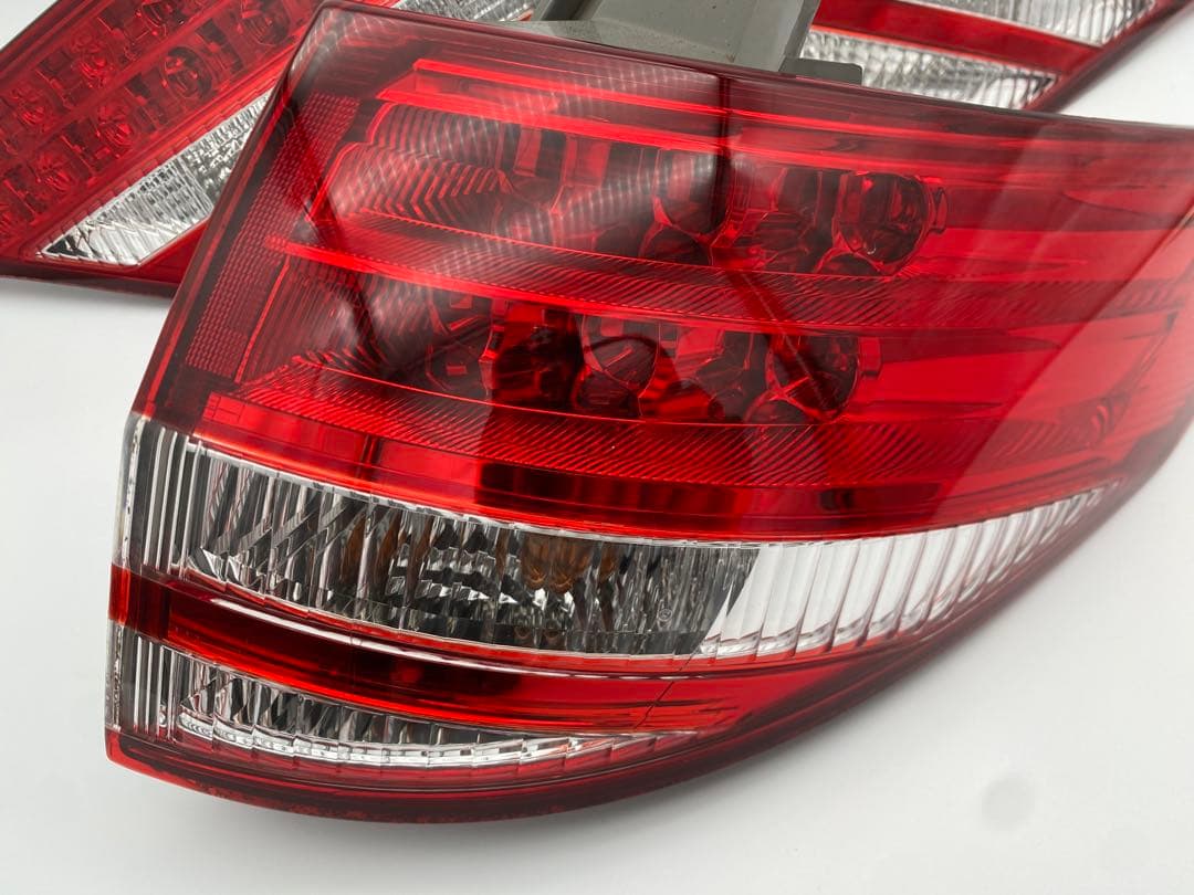 トヨタ エスティマ 50系 純正LEDテールランプ左右セットです。