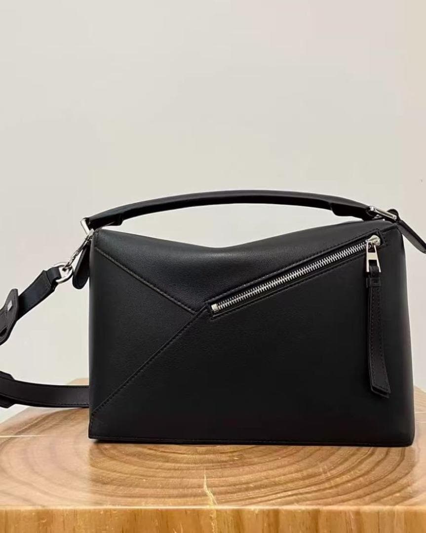 LOEWE 幾何学的デザインの黒いバッグ~~