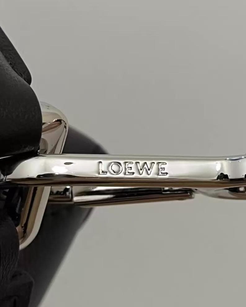 LOEWE 幾何学的デザインの黒いバッグ~~