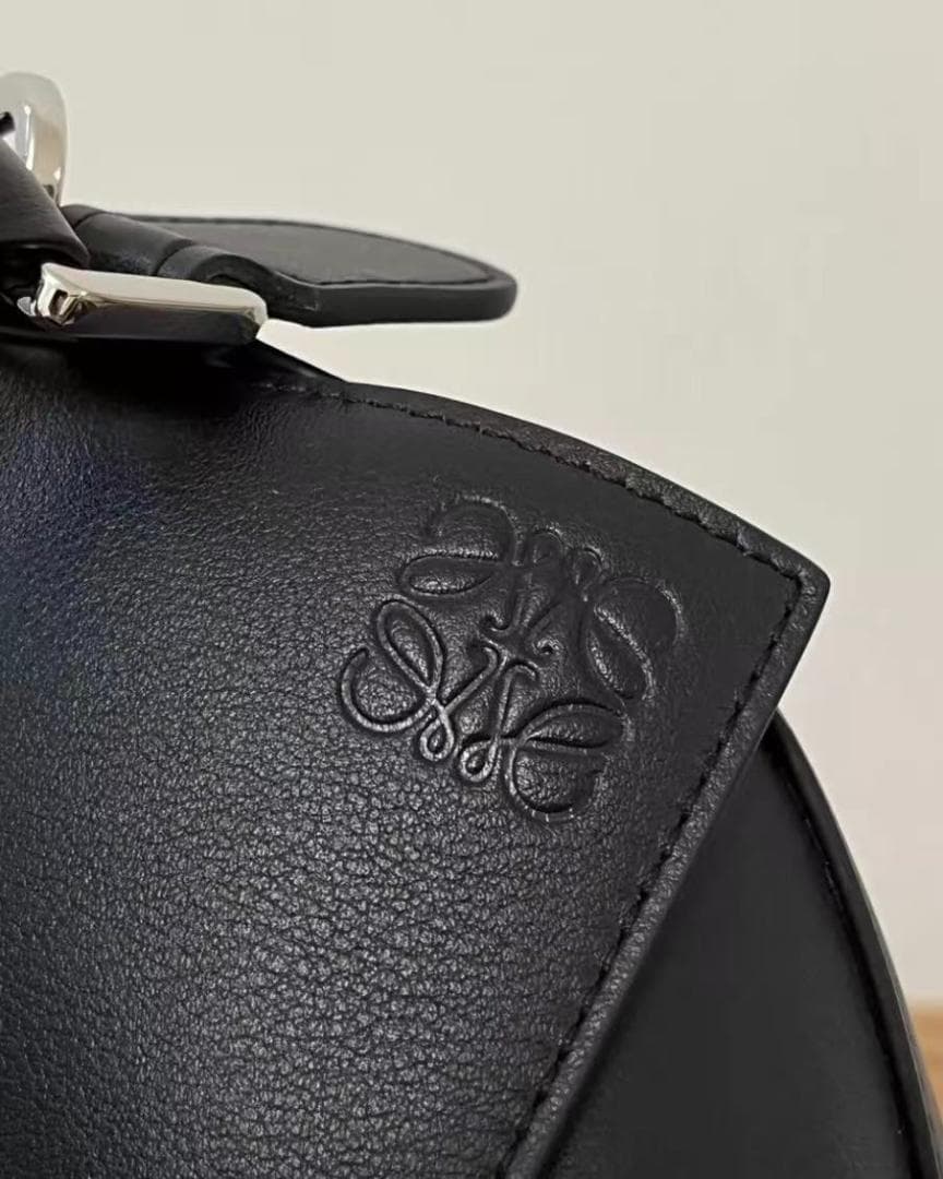 LOEWE 幾何学的デザインの黒いバッグ~~