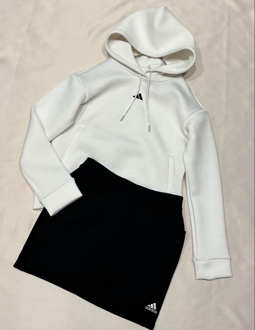 新品adidasゴルフ　ダンボールニットフーディー　スカートセット　バイカラー