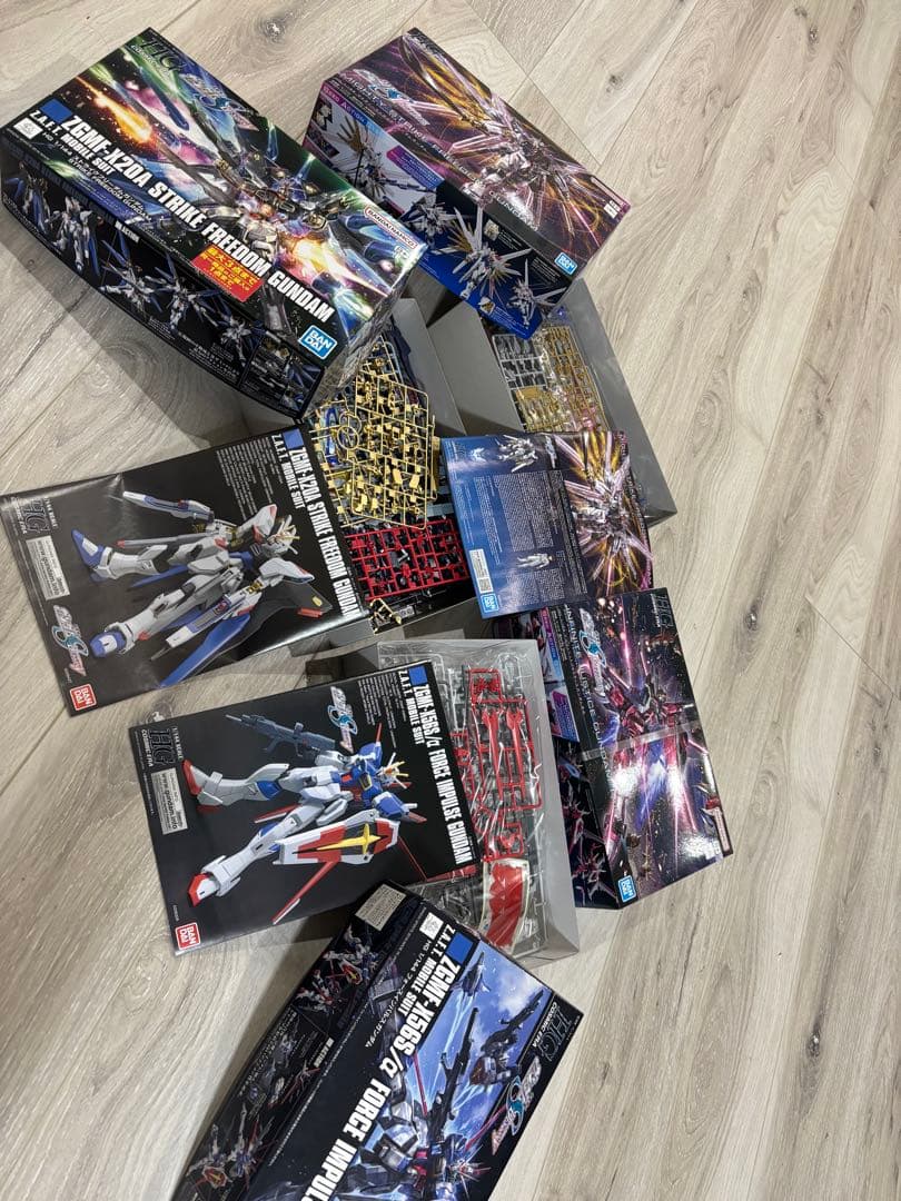 ガンプラSEED freedom 塗装済み完成品5機、未組み立てキット4つセット