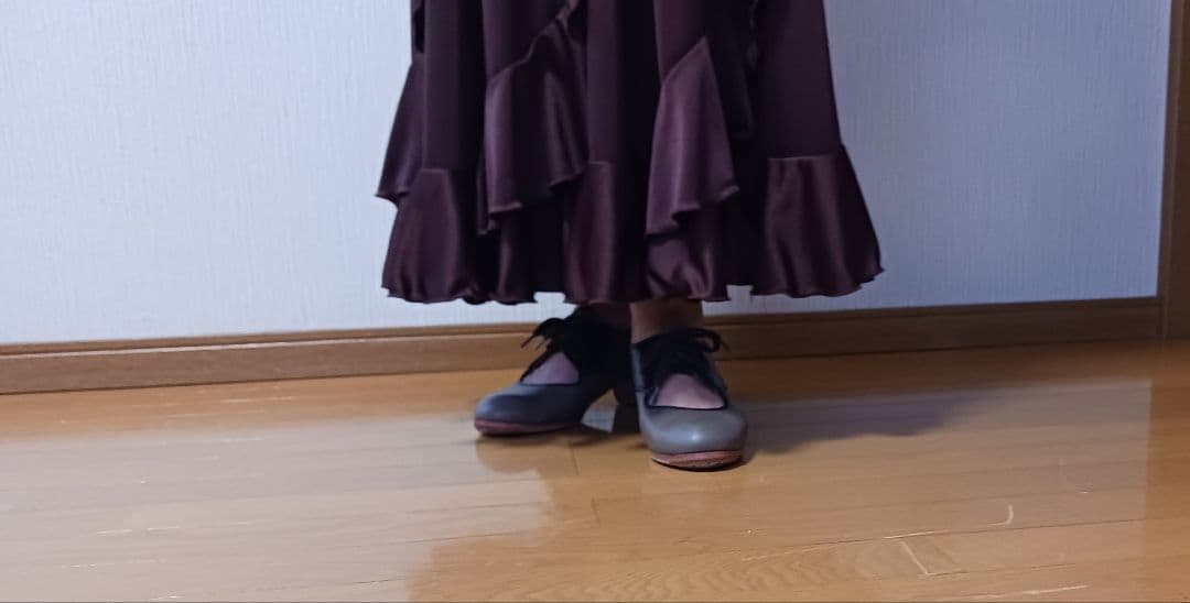 フラメンコ衣装　赤黒　水玉　ティアードスカート　黒ノースリーブトップス　ボータイ