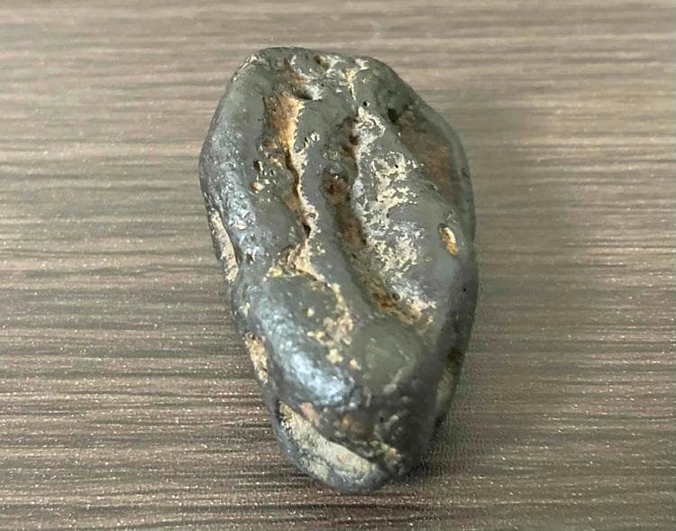 なんと！超特価！8,000円！少し大きめで、横笛になる希少な美しい神秘の隕石！