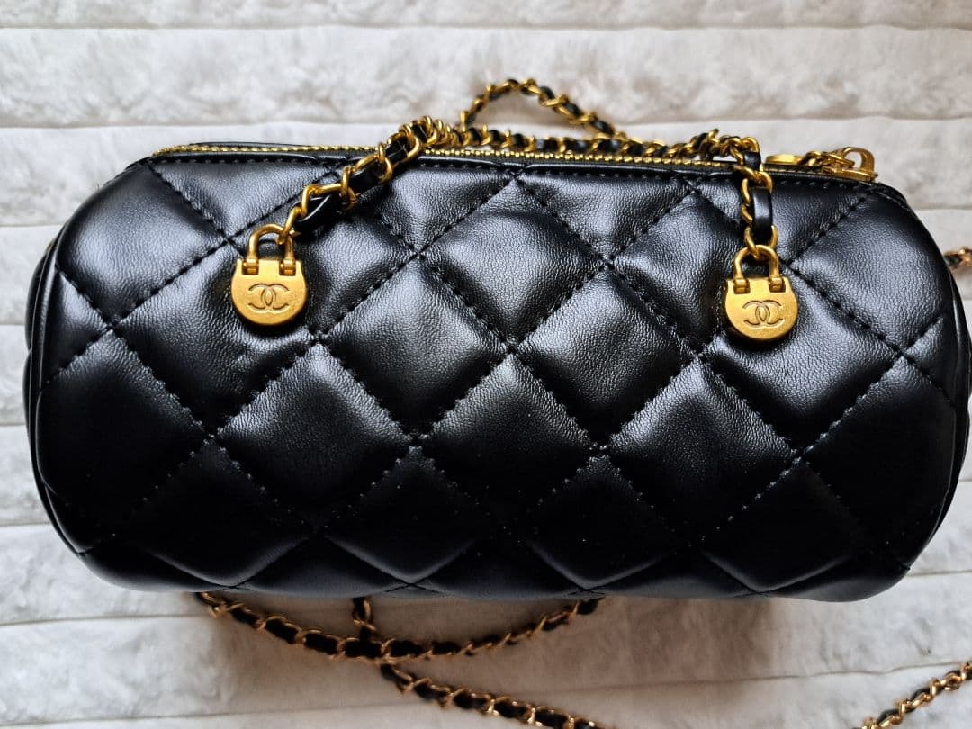 CHANEL ノベルティ ブラックレザー バッグ