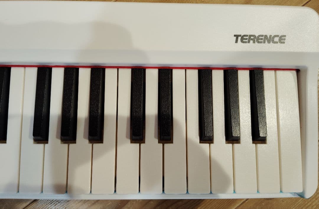 電子ピアノ 88鍵盤 折り畳み式 キーボード スタンド　ペダル付き 充電式 白