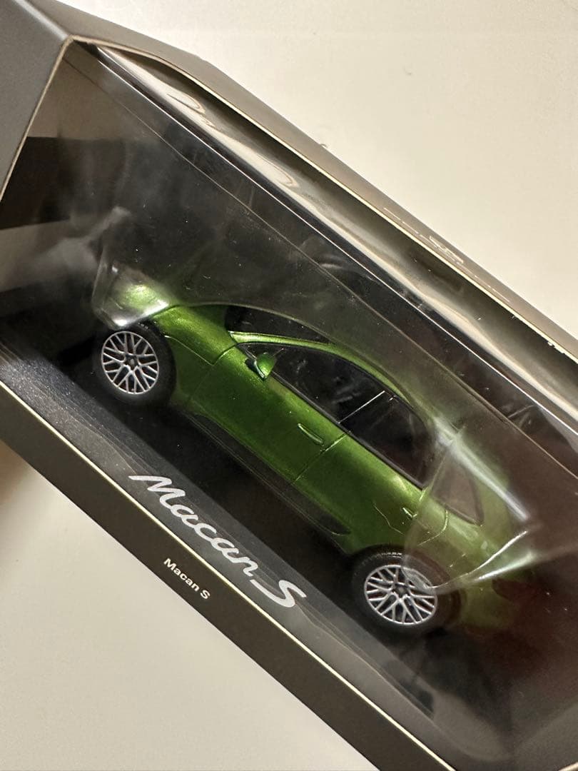 ポルシェ ミニチャンプス ポルシェ マカンS Macans 1/43