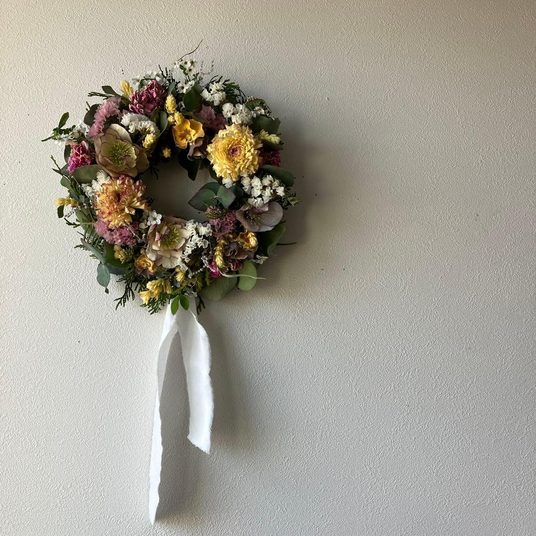 クリスマスローズとラナンキュラスの春のお花リース　ビオラ　ユキヤナギ　母の日