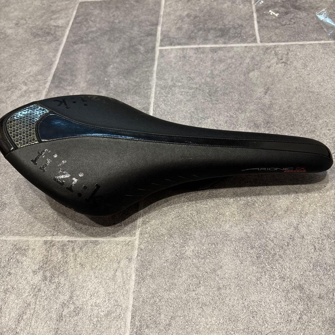 fi'zi:k フィジーク fizik アリオネ ARIONE カーボン