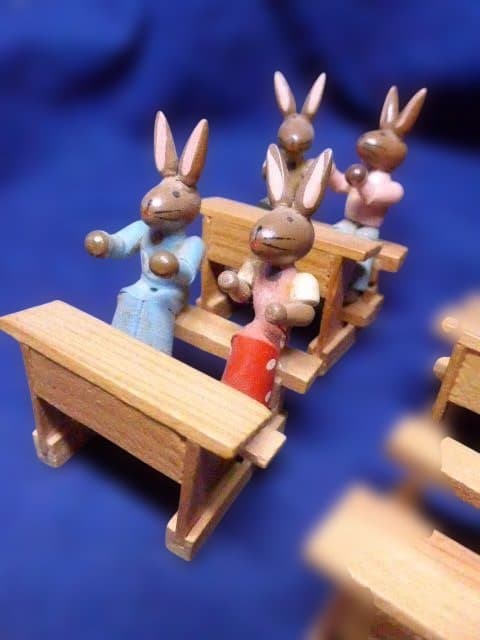 ヴィンテージ・ドイツ　エルツ山地の木製のウサギの学校／バニースクールセットです