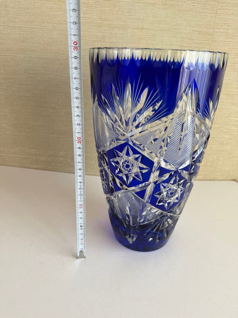 色被せ切子の大型花器（フラワーベース）