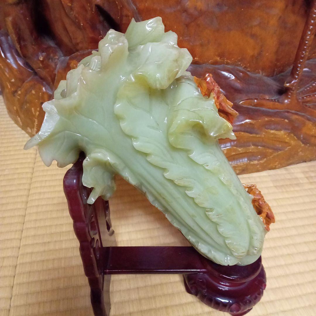 翡翠 白菜と昆虫の彫刻木製スタンド付き