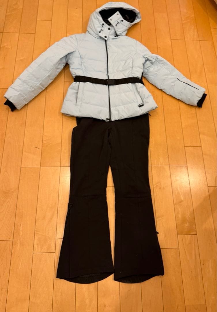 ZARA 水色ダウンジャケットと黒オーバーオール　スキーウェア