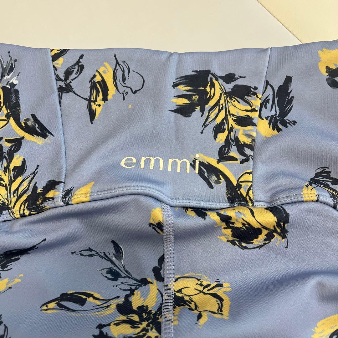 新品　emmi yogaエミヨガ　フラワーレギンス　花柄　ブルー