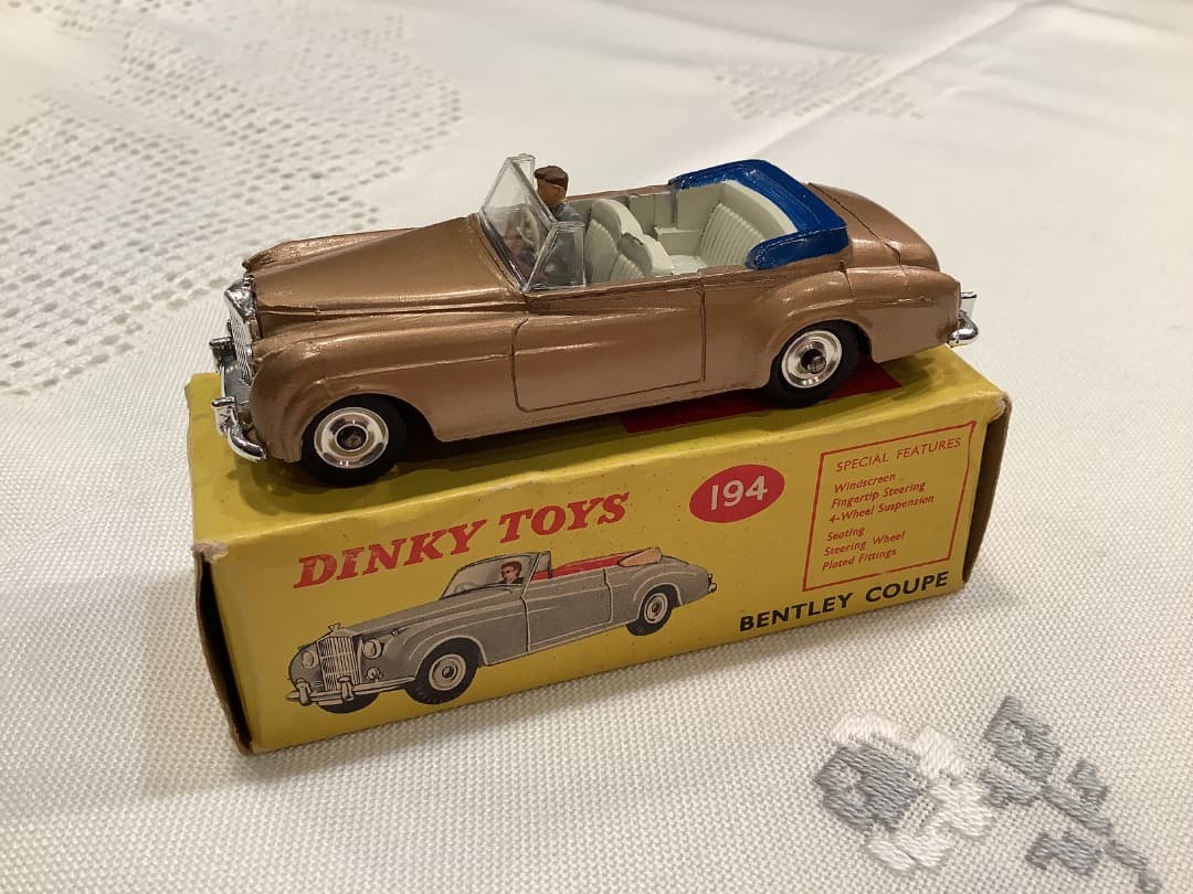 大幅お値下げ！レアカラーDINKY TOYS BENTLEY ミニカー