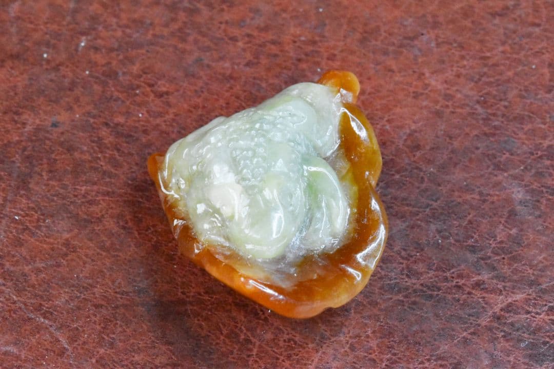 ミャンマー産 茶白翡翠カエルカービング