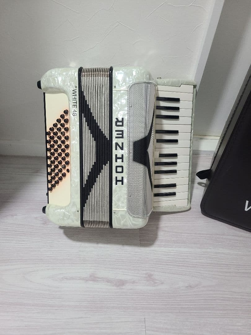 Hohner White 48 アコーディオン