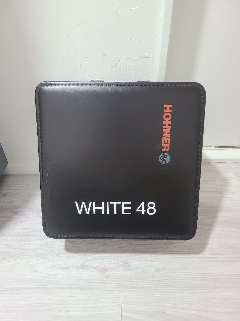 Hohner White 48 アコーディオン