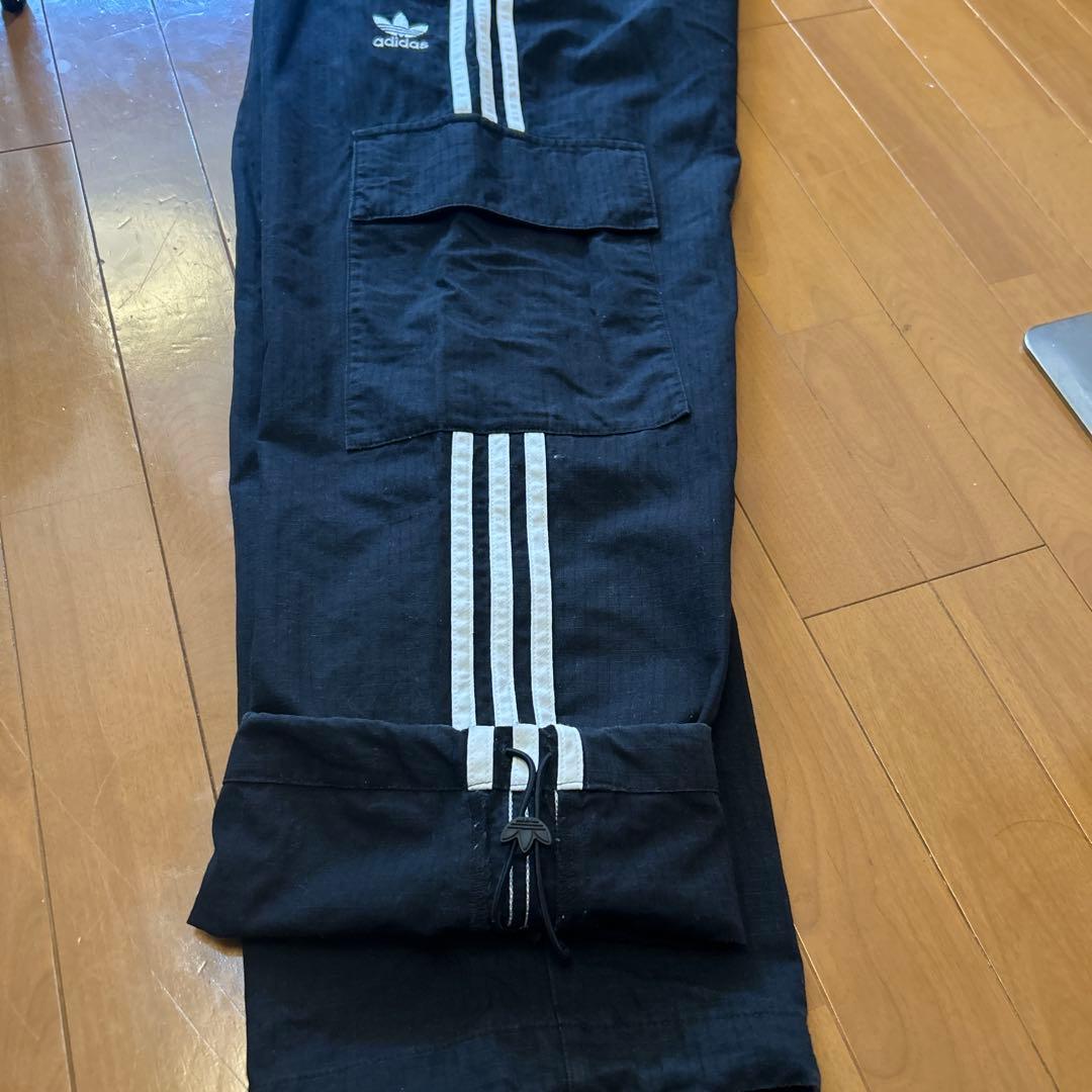adidas ストライプ カーゴパンツ 黒