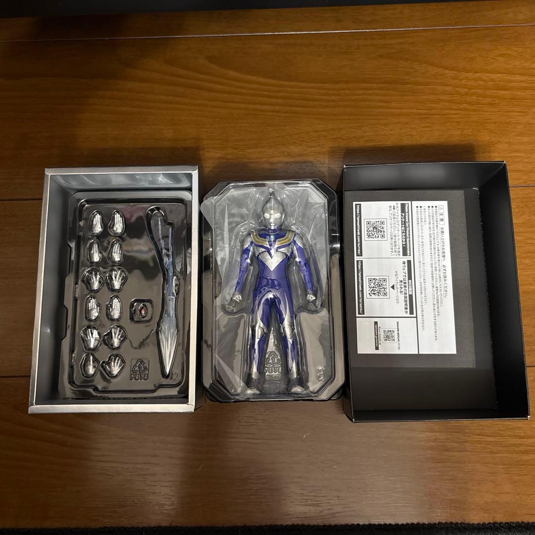 S.H.Figuarts真骨彫ウルトラマンティガ　パワータイプ　スカイタイプ
