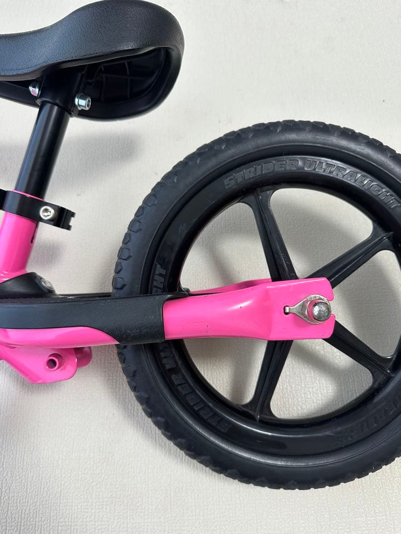 STRIDER 12インチ バランスバイク ピンク正規品　ストライダー置き付き