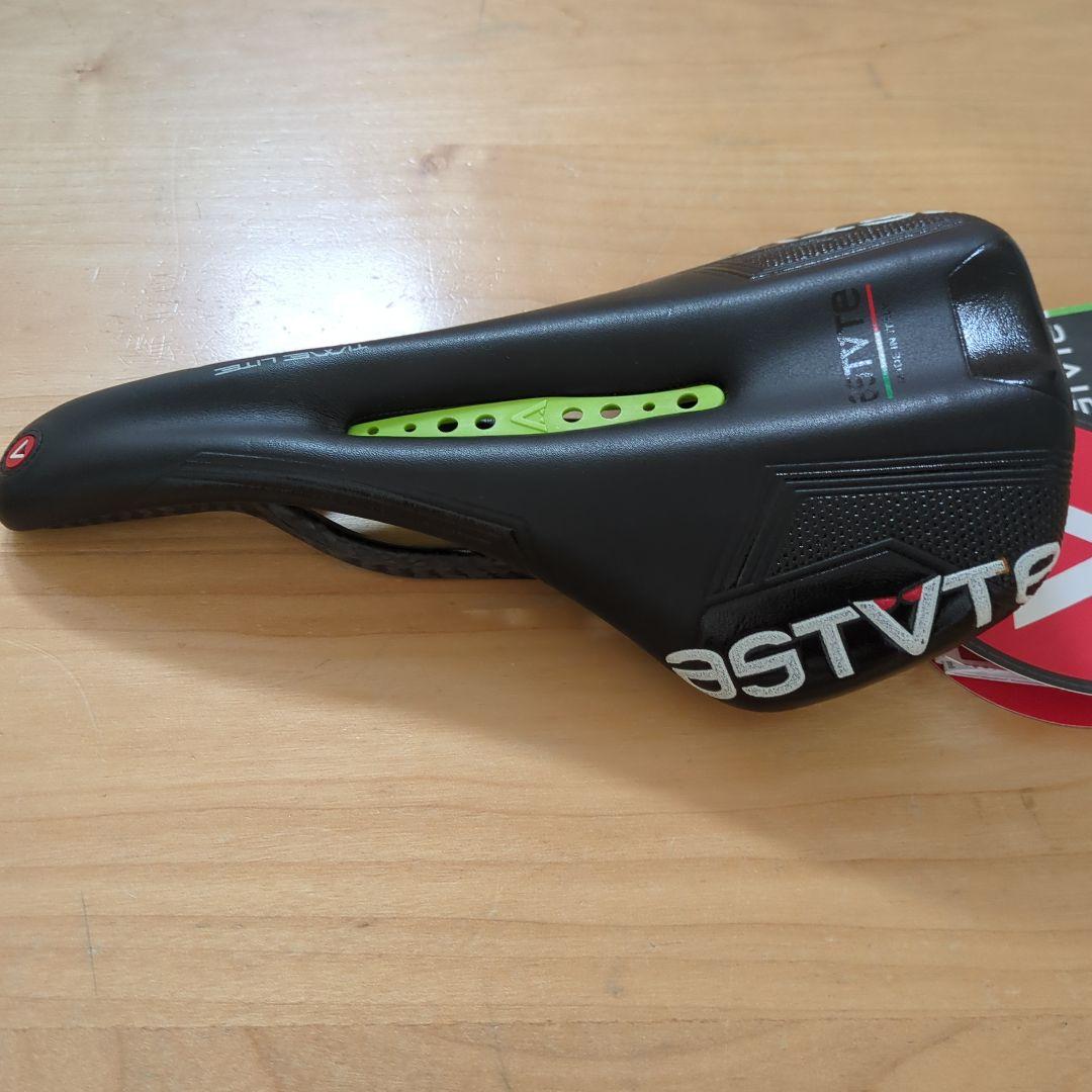 ASTVTE TANSE LITE サドル ブラック/グリーン