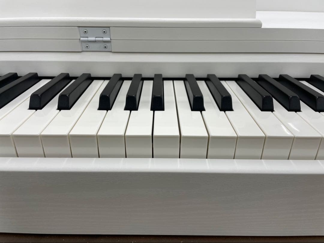 電子ピアノ88鍵盤　ハンマーアクション鍵盤　３本ペダル　ホワイト