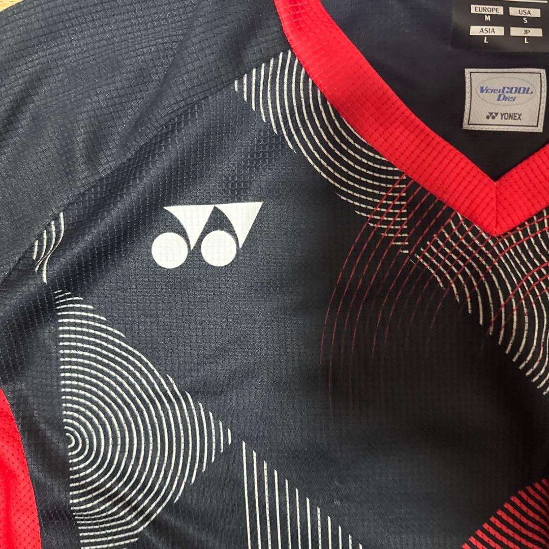 美品 YONEX バドミントンシャツ Lサイズ 黒赤 幾何学模様