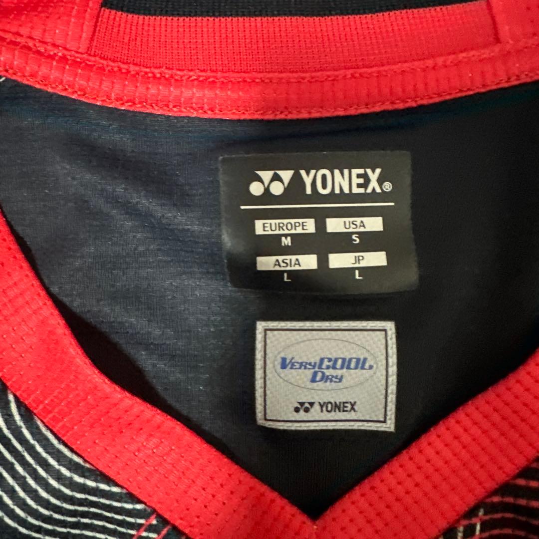 美品 YONEX バドミントンシャツ Lサイズ 黒赤 幾何学模様