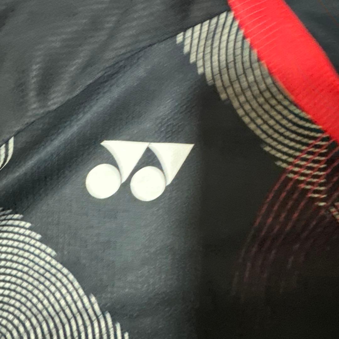 美品 YONEX バドミントンシャツ Lサイズ 黒赤 幾何学模様