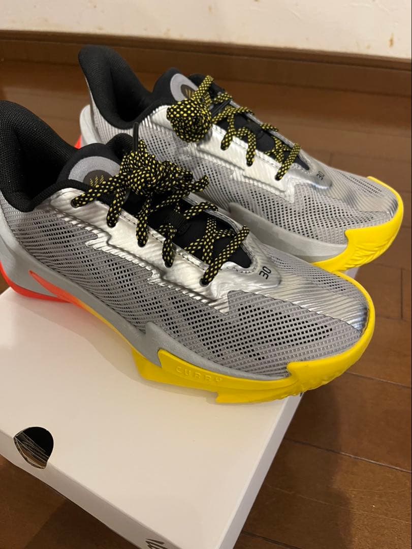 美品　Curry シリーズ7 バスケットボールシューズ シルバー