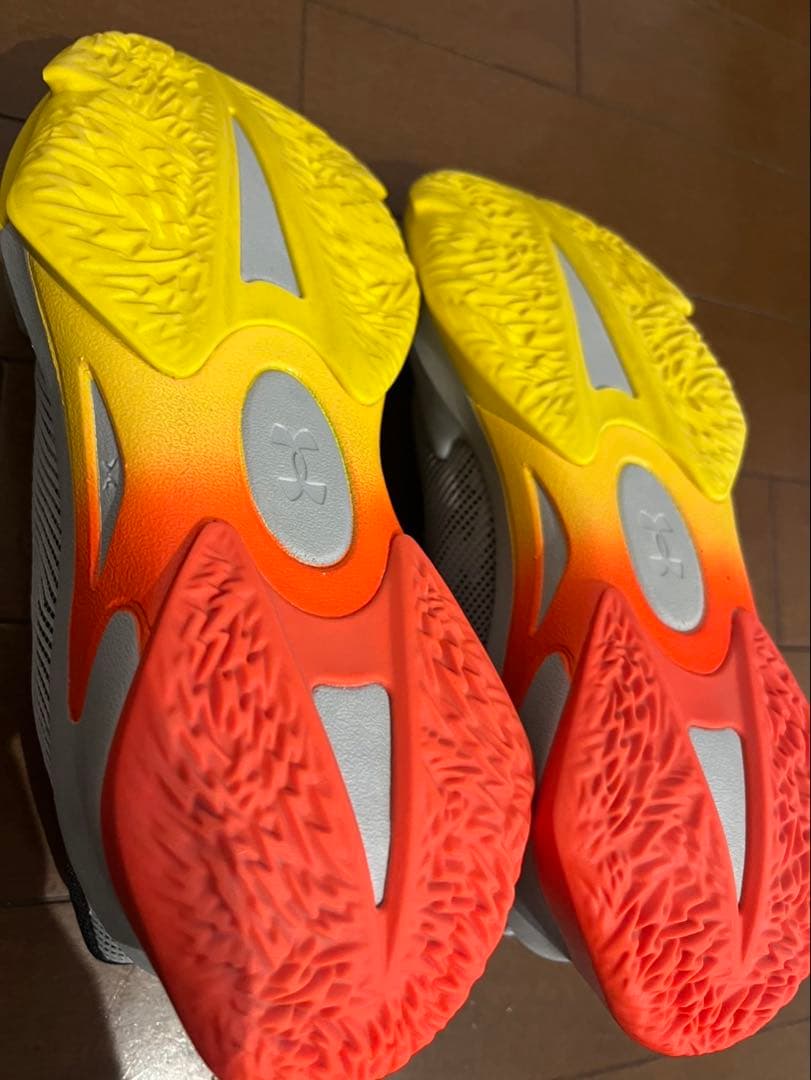 美品　Curry シリーズ7 バスケットボールシューズ シルバー