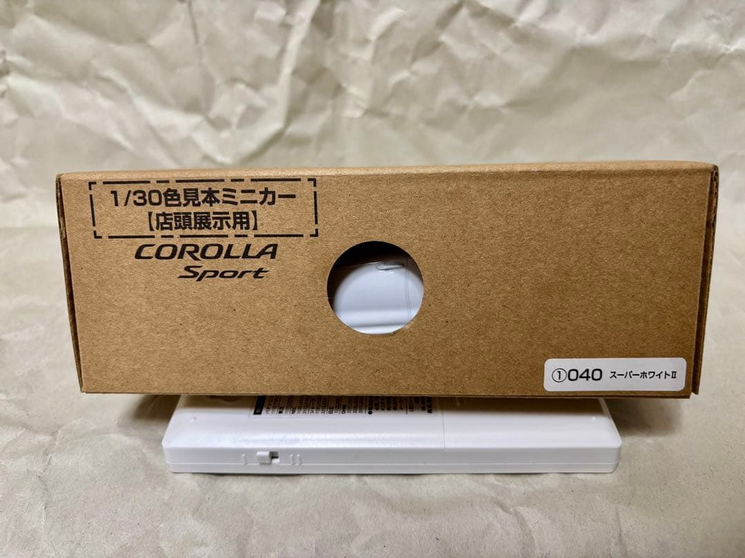 カローラスポーツ　カラーサンプル ミニカー　スーパーホワイトⅡ　専用箱付