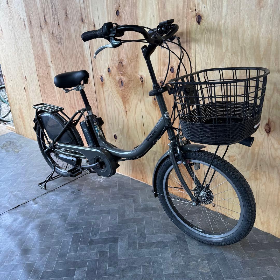 黒い電動アシスト自転車 前カゴ付きバッテリー12.3ah