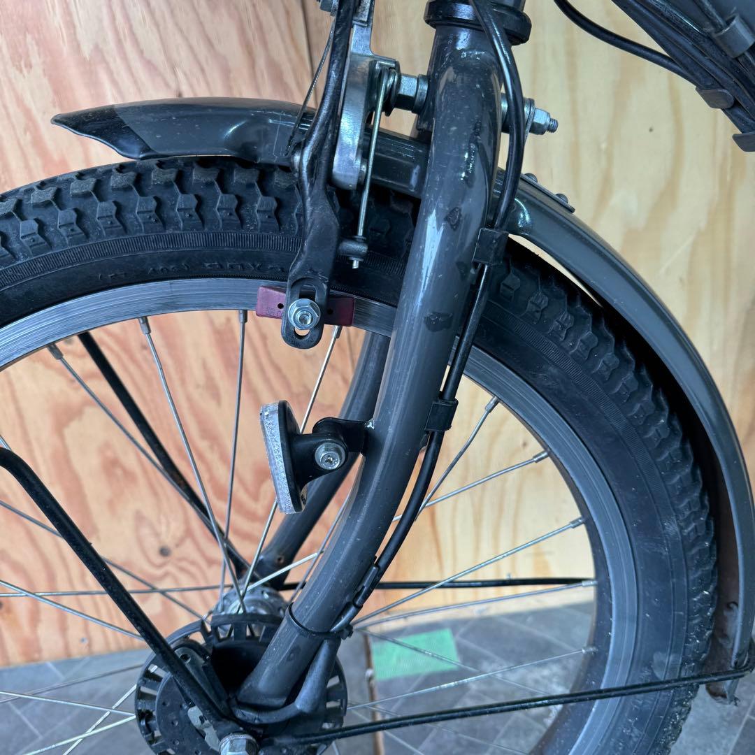 黒い電動アシスト自転車 前カゴ付きバッテリー12.3ah
