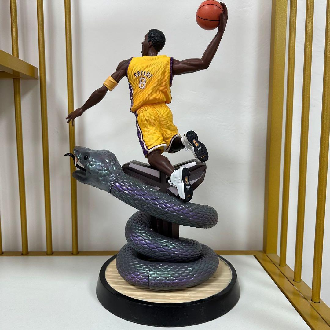NBA コービー・ブライアント レイカーズ 8番 ダンクポーズ 黒マンバ
