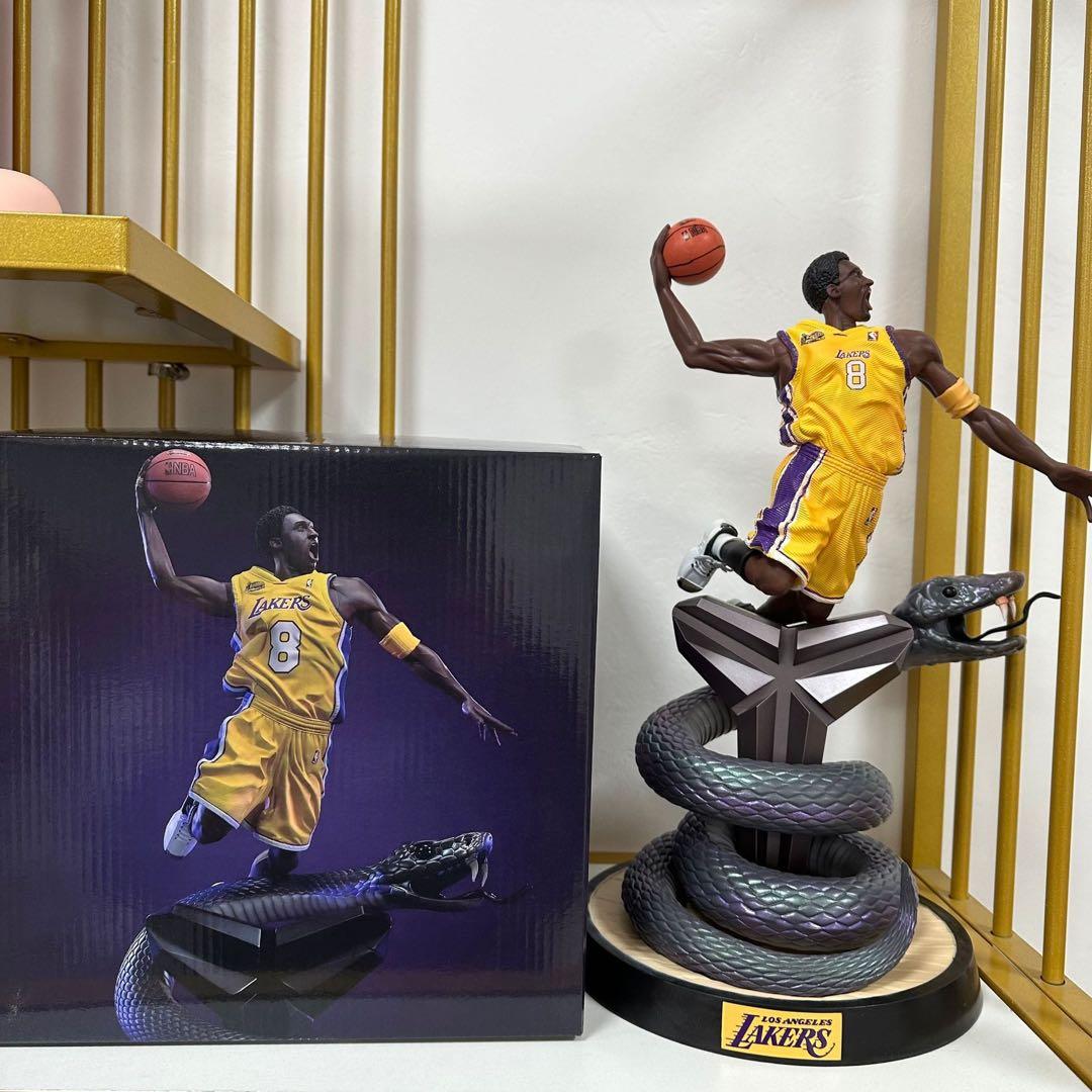 NBA コービー・ブライアント レイカーズ 8番 ダンクポーズ 黒マンバ