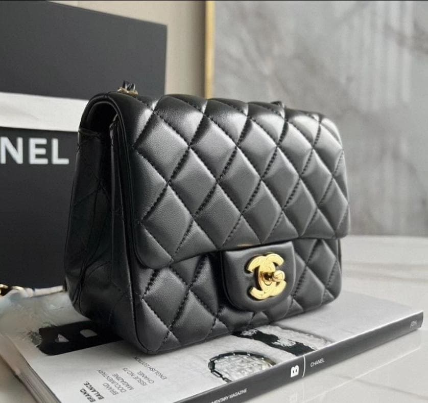 CHANELップ スクエア ブラックラムスキンチェーンショルダーバッグ