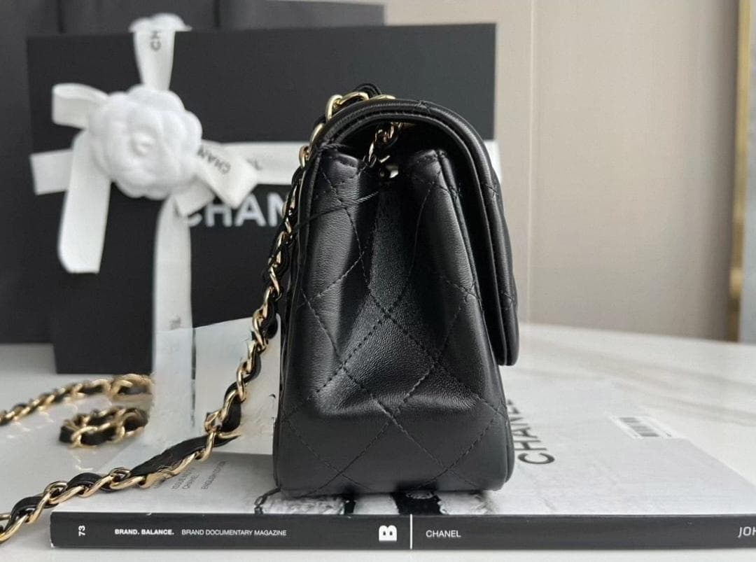 CHANELップ スクエア ブラックラムスキンチェーンショルダーバッグ