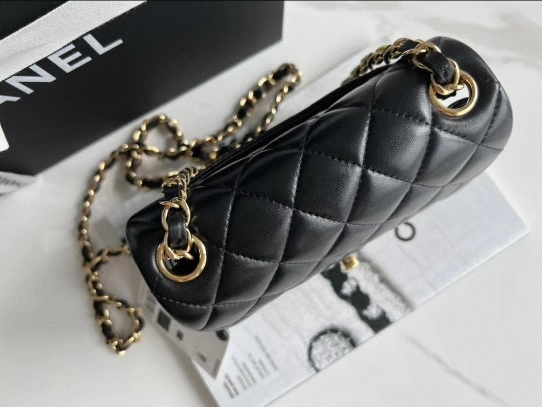 CHANELップ スクエア ブラックラムスキンチェーンショルダーバッグ