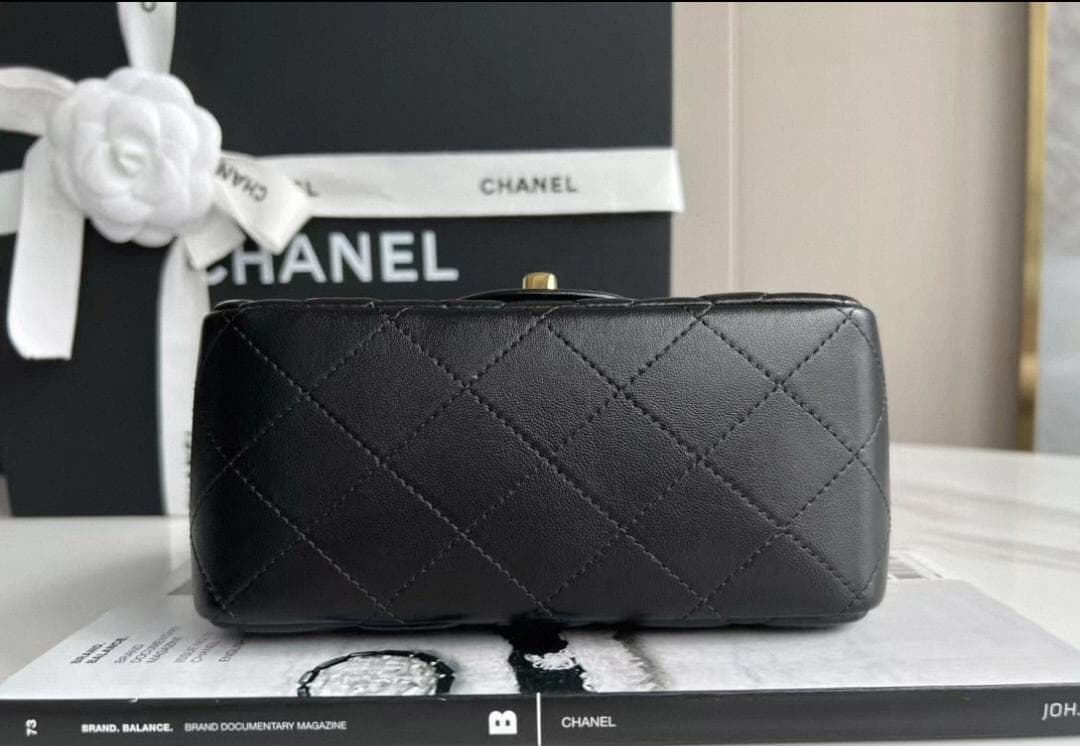 CHANELップ スクエア ブラックラムスキンチェーンショルダーバッグ